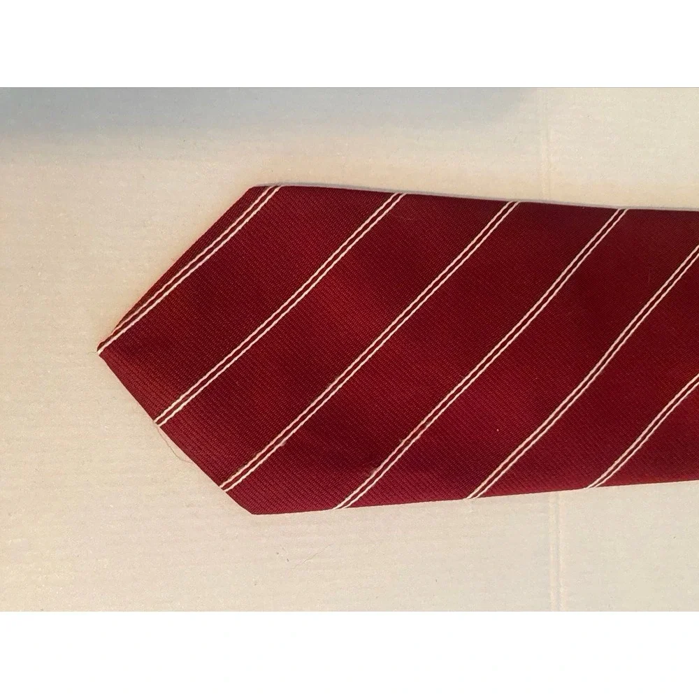 brittania necktie features